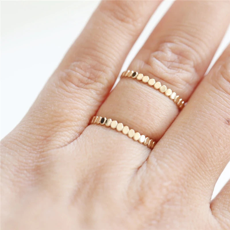 Anillo Dorado de Bolitas Minimalista