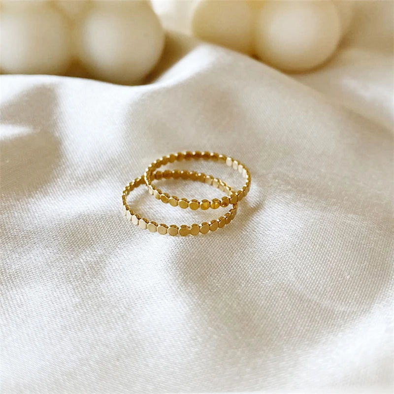 Anillo Dorado de Bolitas Minimalista