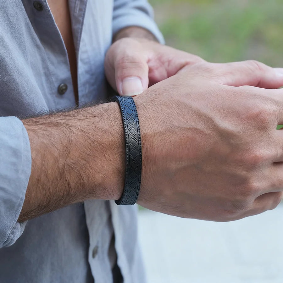 Pulsera de Cuero con Cierre Magnético Estilo Punk