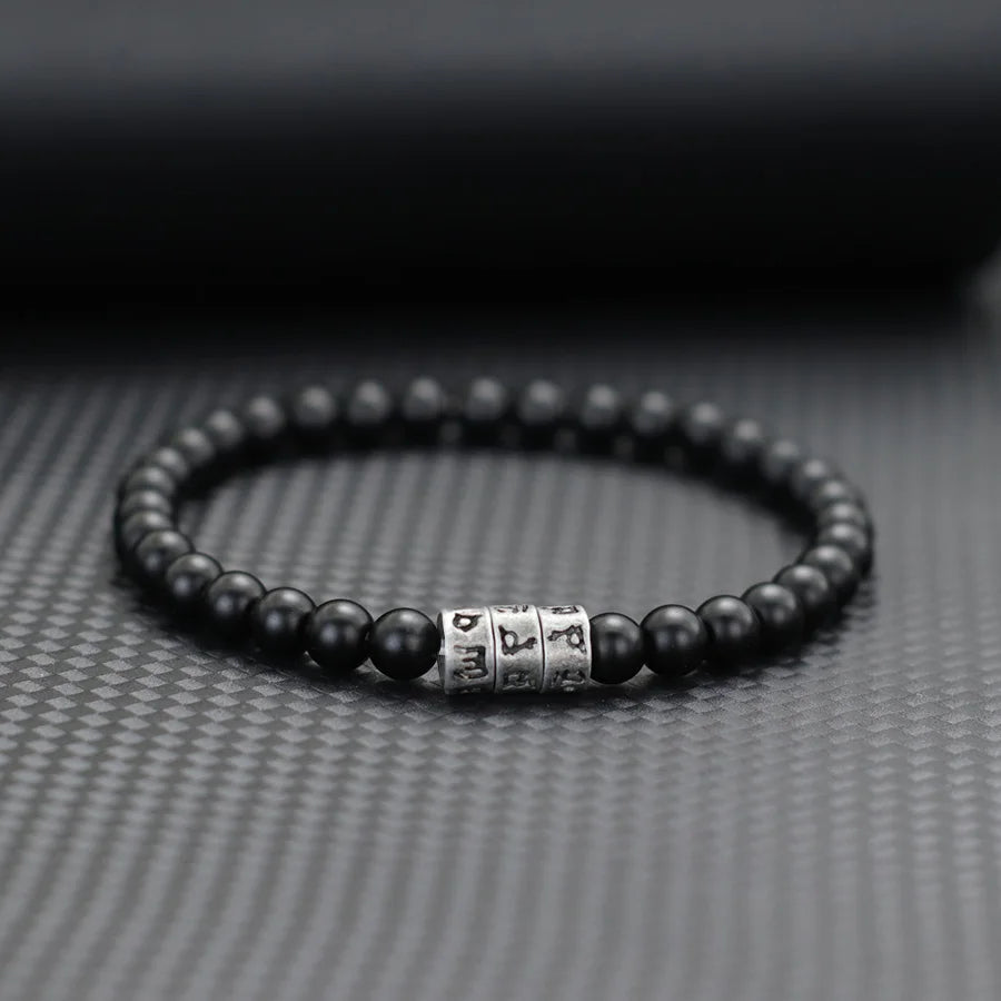 Pulsera Vikinga de Ónix Negro con Grabado Sánscrito