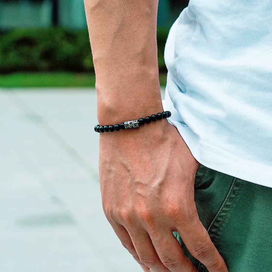 Pulsera Vikinga de Ónix Negro con Grabado Sánscrito