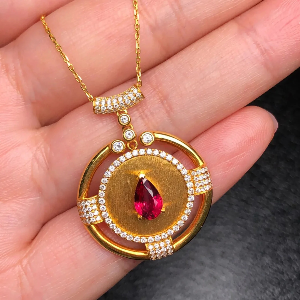 Collar con Rubí en Oro Rosa 14K