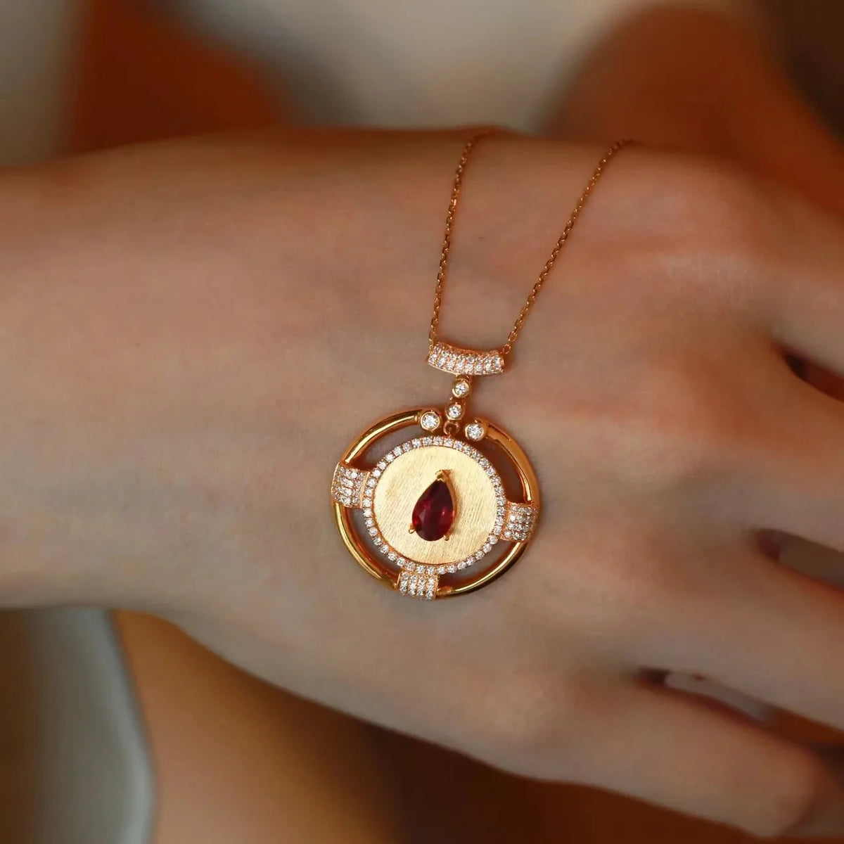 Collar con Rubí en Oro Rosa 14K