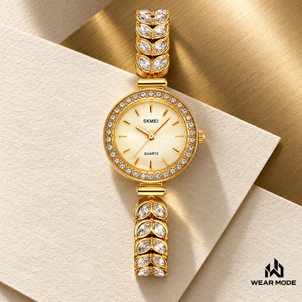 Detalle del reloj SKMEI dorado sobre papel texturizado