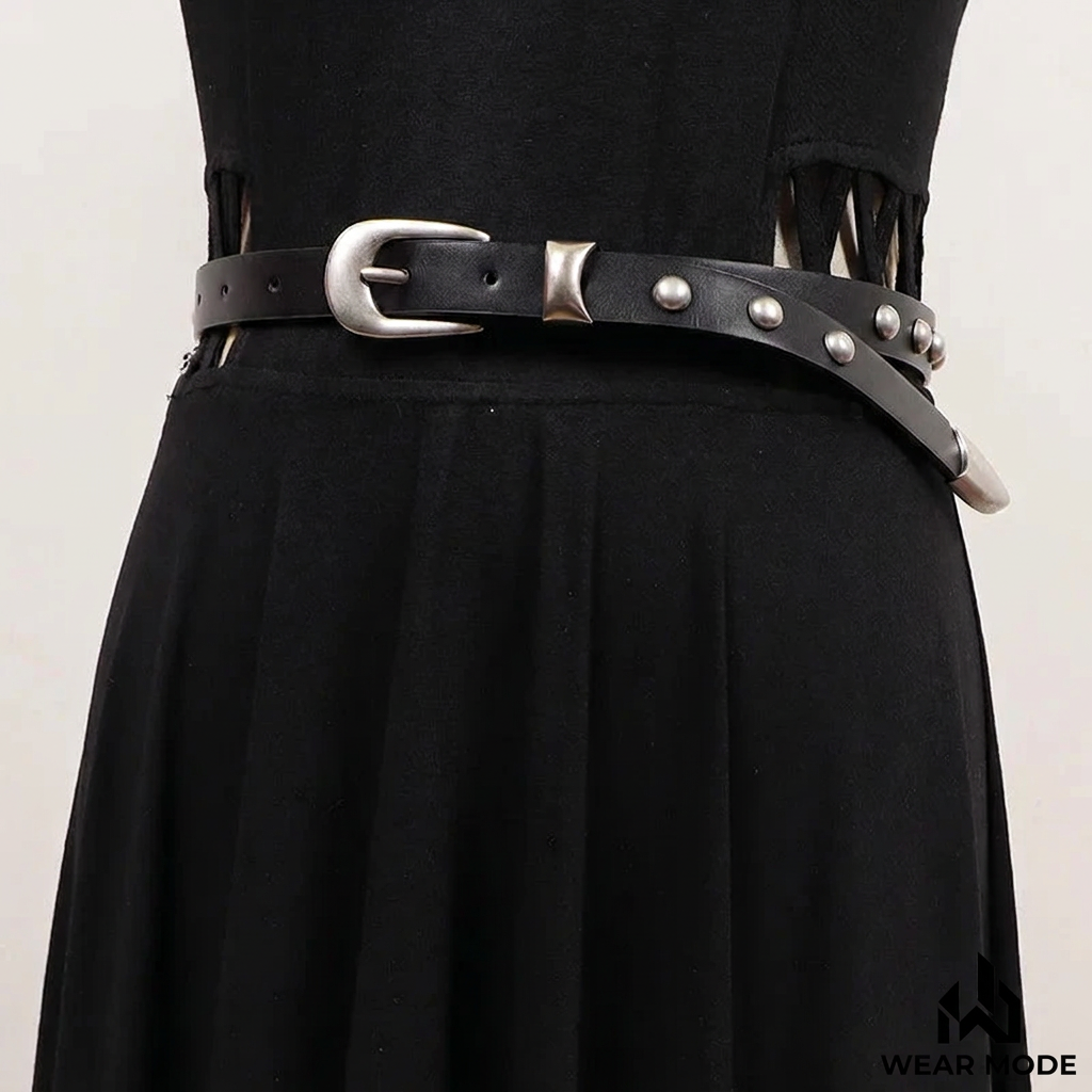 Cinturón negro sobre vestido