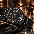 Reloj Curren negro en escenario editorial Wear Mode