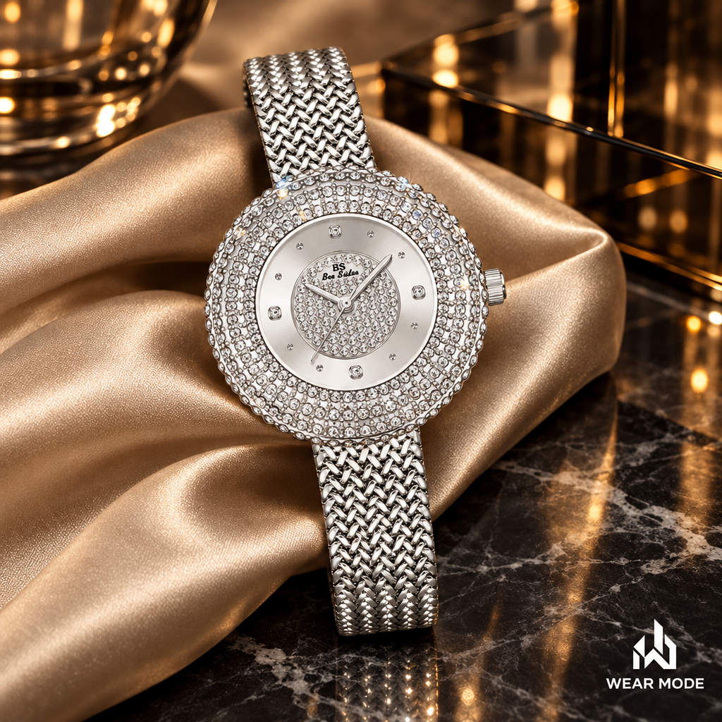 Reloj Silver de brazalete trenzado sobre satén y mármol oscuro con logo Wear Mode