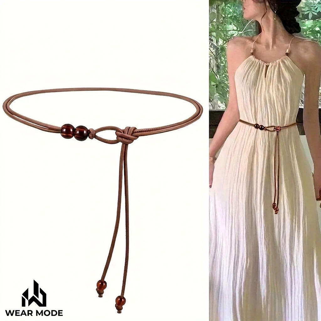 Cinturón café en modelo con vestido claro