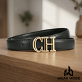 Cinturón negro con hebilla decorativa y firma Wear Mode