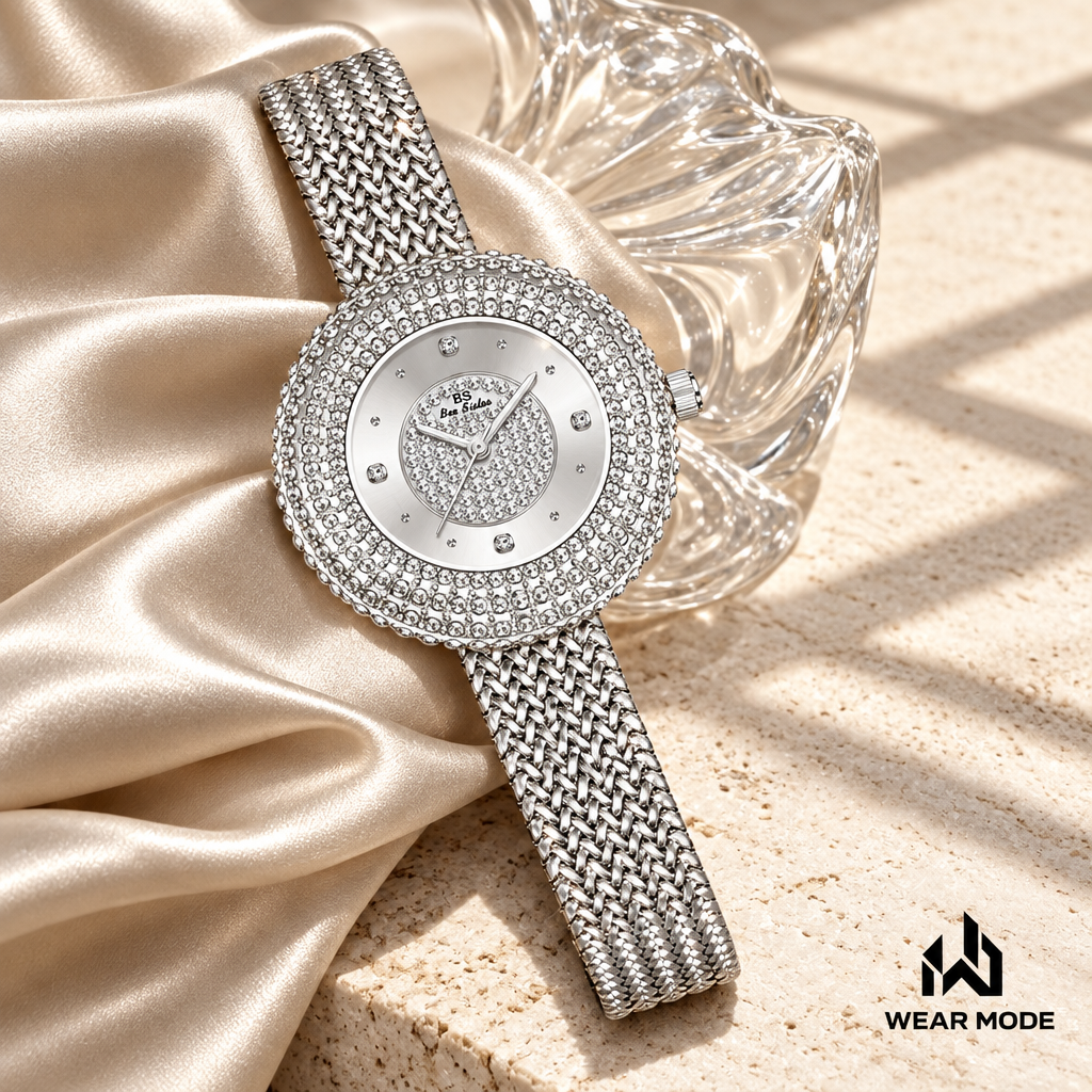 Reloj Silver sobre satén champaña en escenario Wear Mode